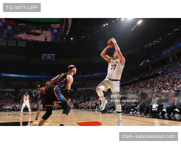 独行侠对阵国王比赛中，东契奇跨越半场压哨三分点燃主场